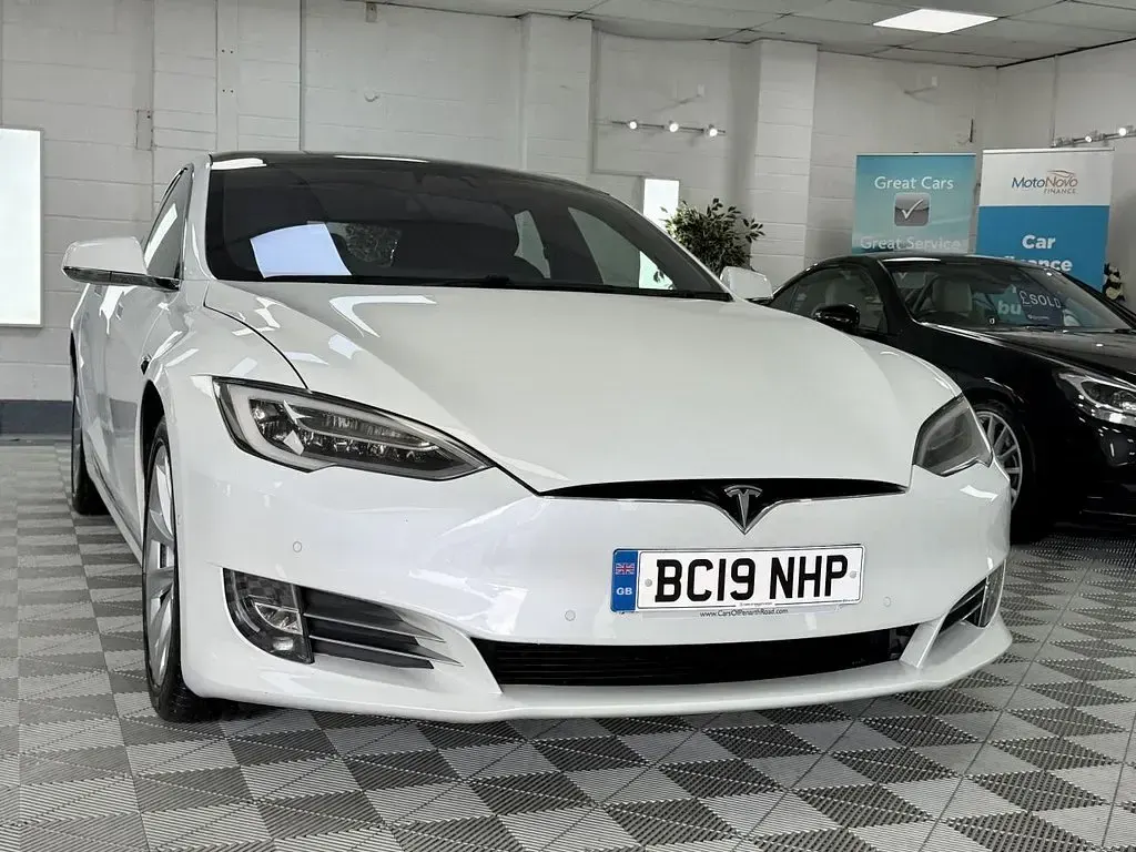 Used Tesla Model S 306 kW (417 HP) 2019 White Hatchback