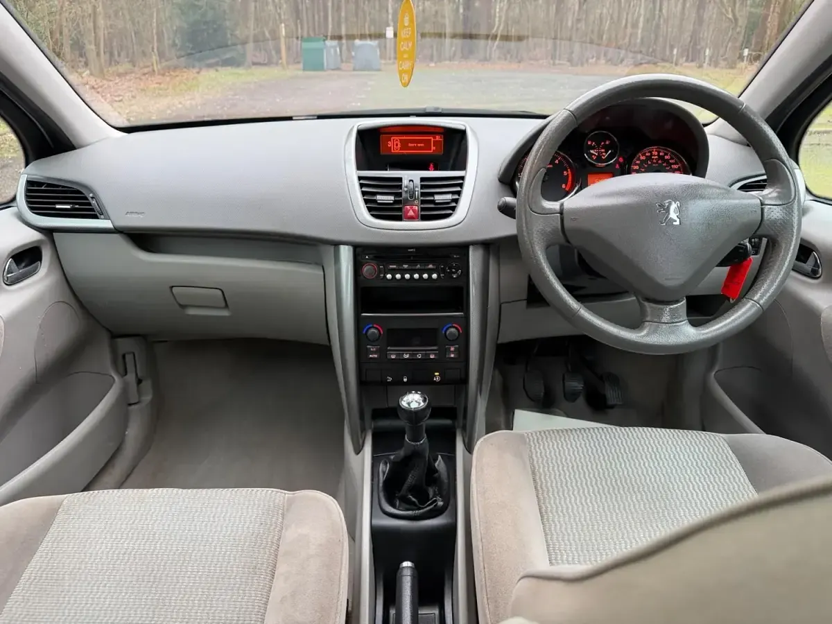 Begagnad Peugeot 207 Premium 90 HK (66 kW) 2009 Silver Halvkombi