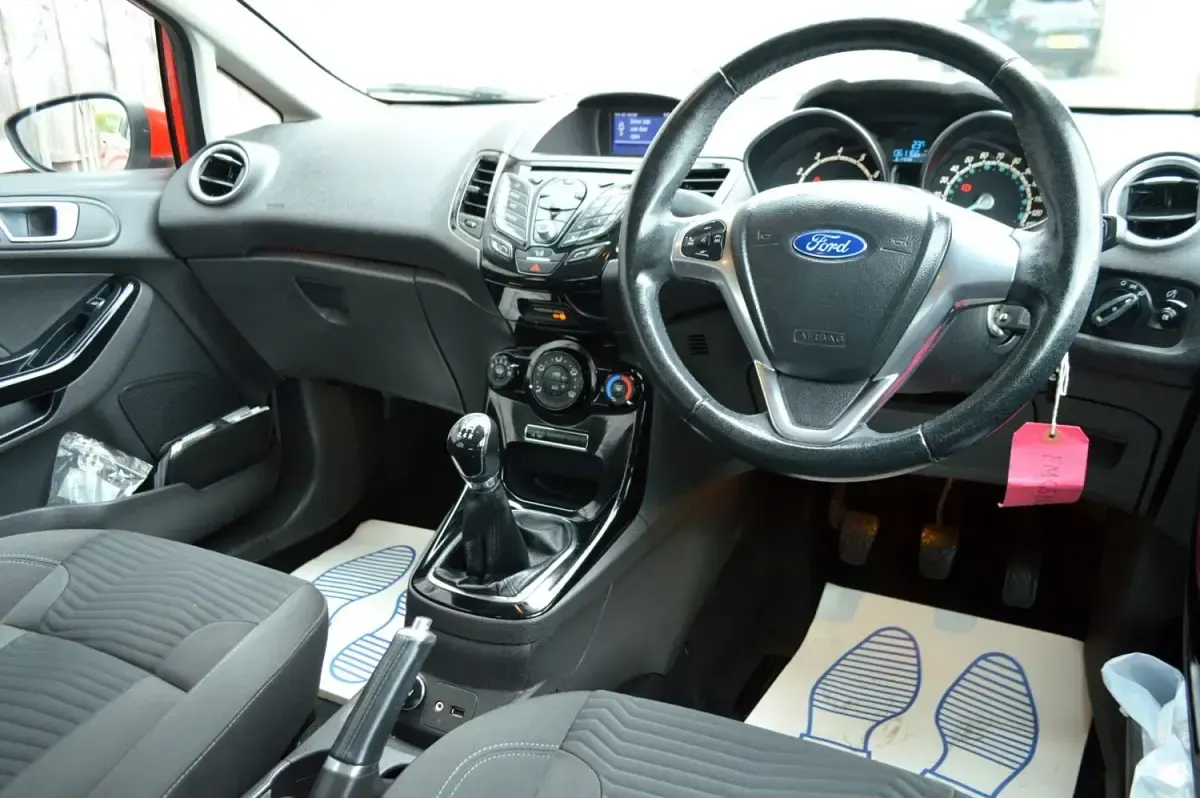 Usado Ford Fiesta Zetec 2015 Rojo Utilitario