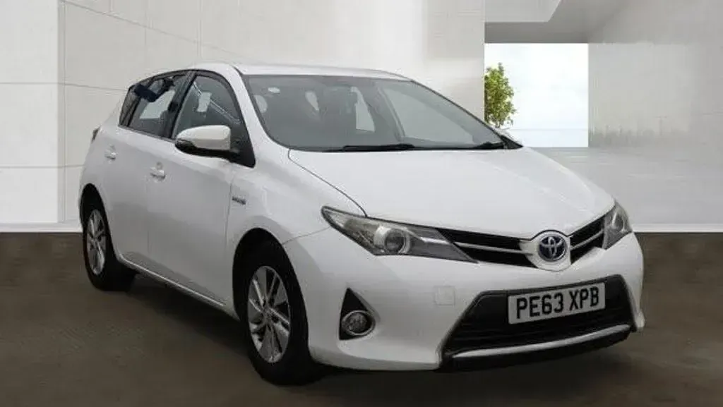 Used Toyota Auris Hybrid 136 HP (100 kW) 2013 White Hatchback