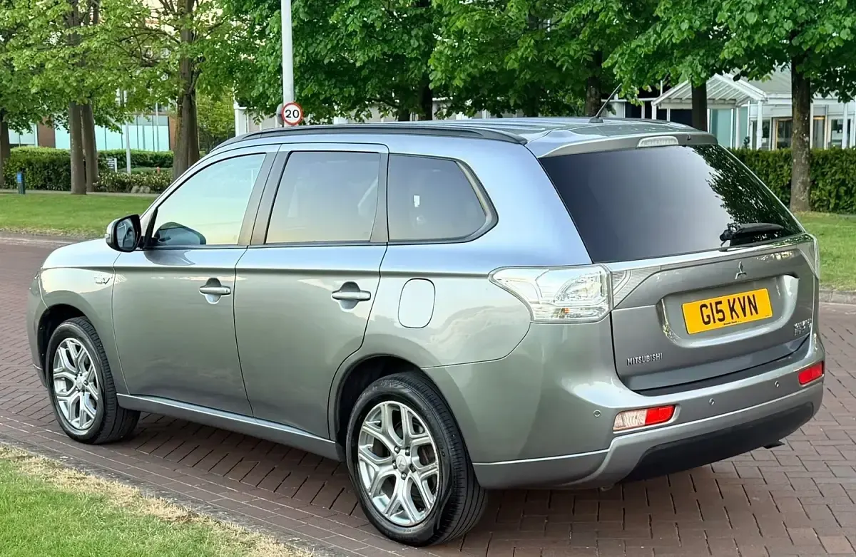 Used Mitsubishi Outlander P-HEV 200 HP (147 kW) 2015 Grey SUV