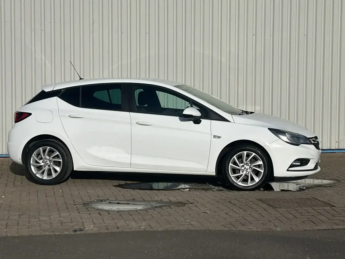 Käytetty Vauxhall Astra Design Edition 103 HP (75 kW) 2019 Valkoinen Viistoperä