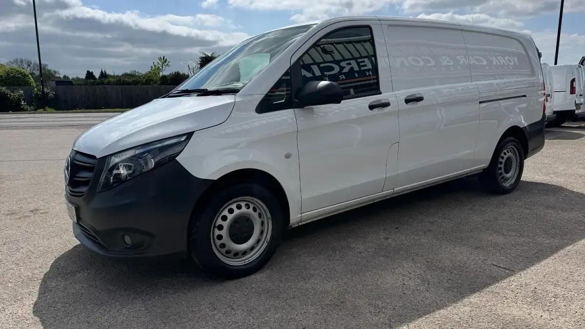 Used Mercedes Vito Progressive 161 HP (118 kW) 2021 White Van