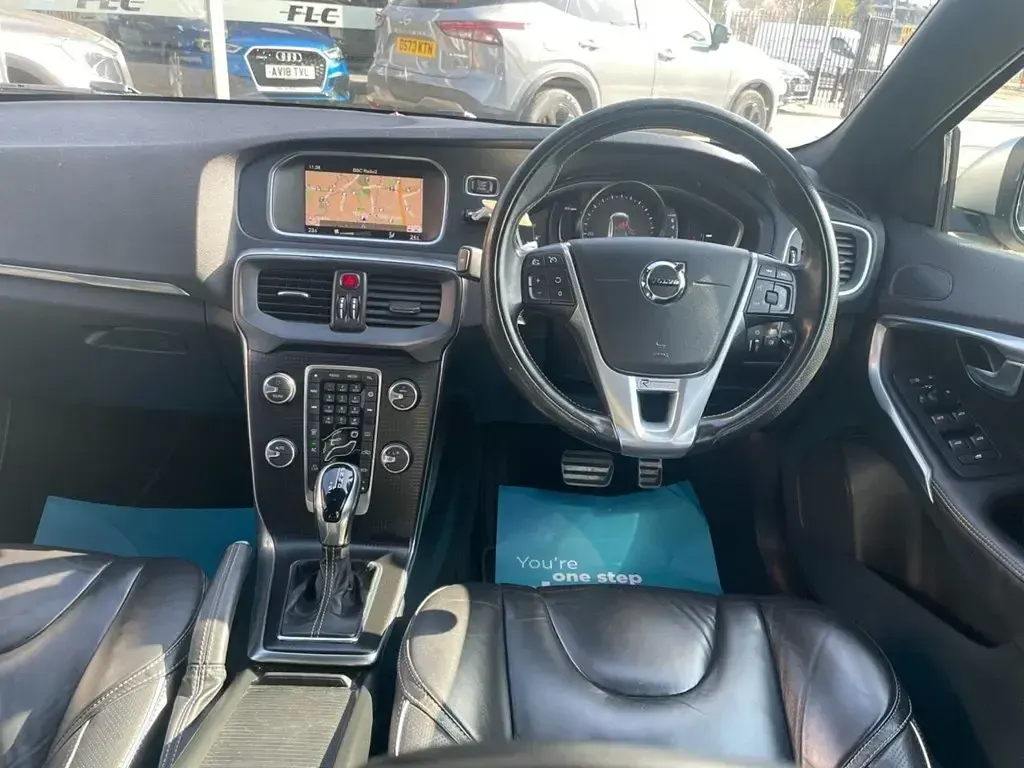 Begagnad Volvo V40 R-Design 152 HK (111 kW) 2019 Svart Halvkombi