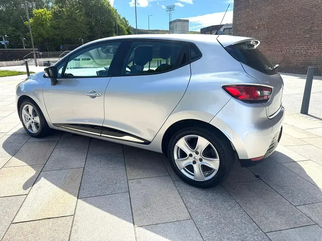 Begagnad Renault Clio IV Dynamique 90 HK (66 kW) 2015 Silver Halvkombi