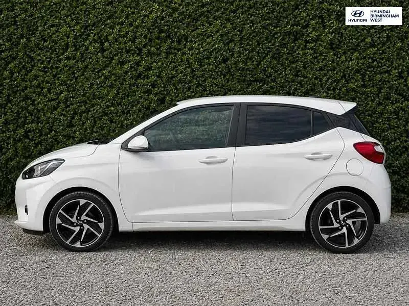 Used Hyundai i10 Premium 84 HP (61 kW) 2022 White Hatchback