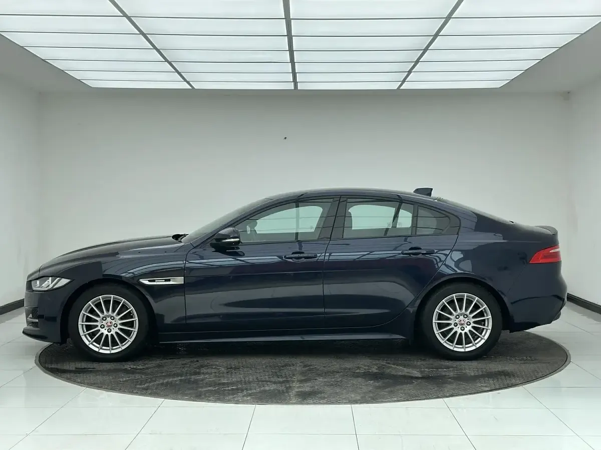 Used Jaguar XE R-Sport 163 HP (119 kW) 2018 Blue Sedan