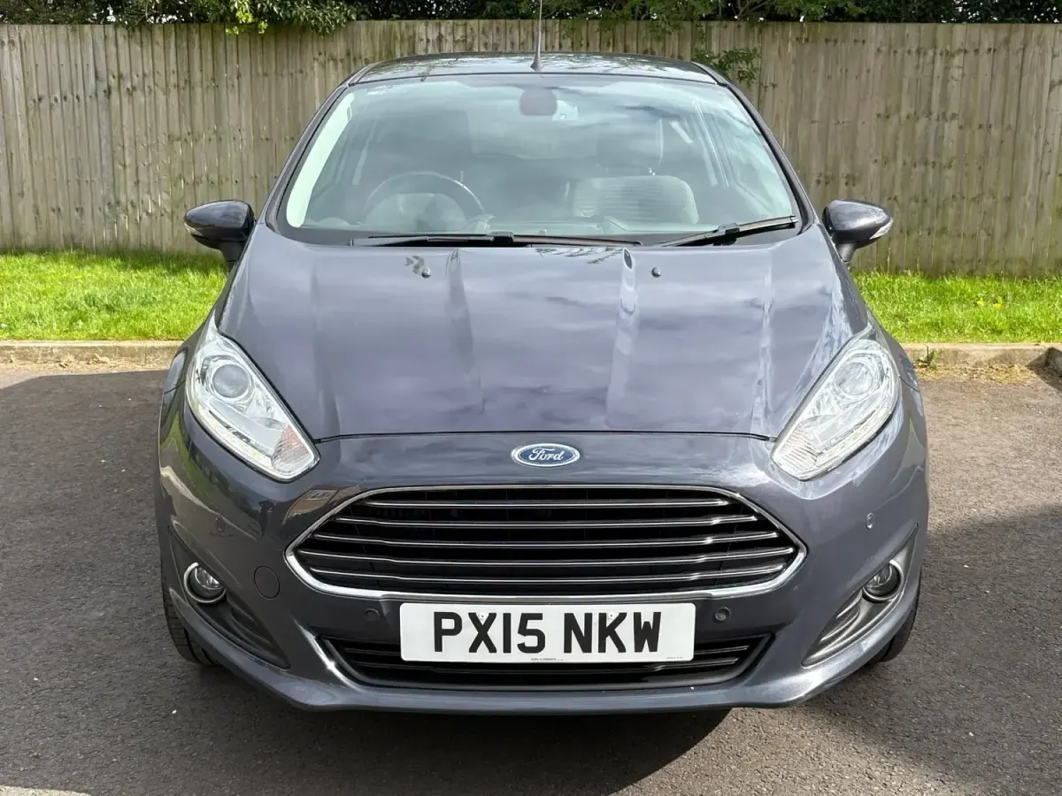 Begagnad Ford Fiesta Titanium 125 HK (91 kW) 2015 Grå Halvkombi