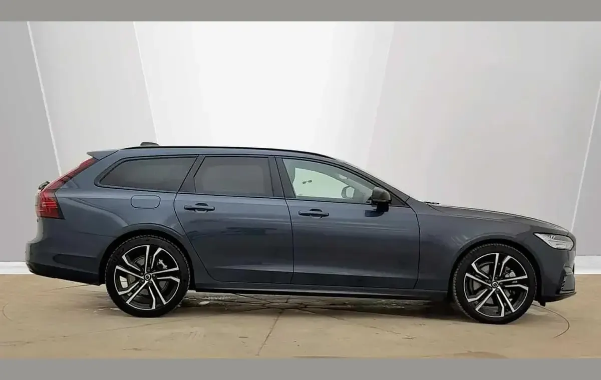 Used Volvo V90 Ultra 449 HP (330 kW) 2025 Blue Estate