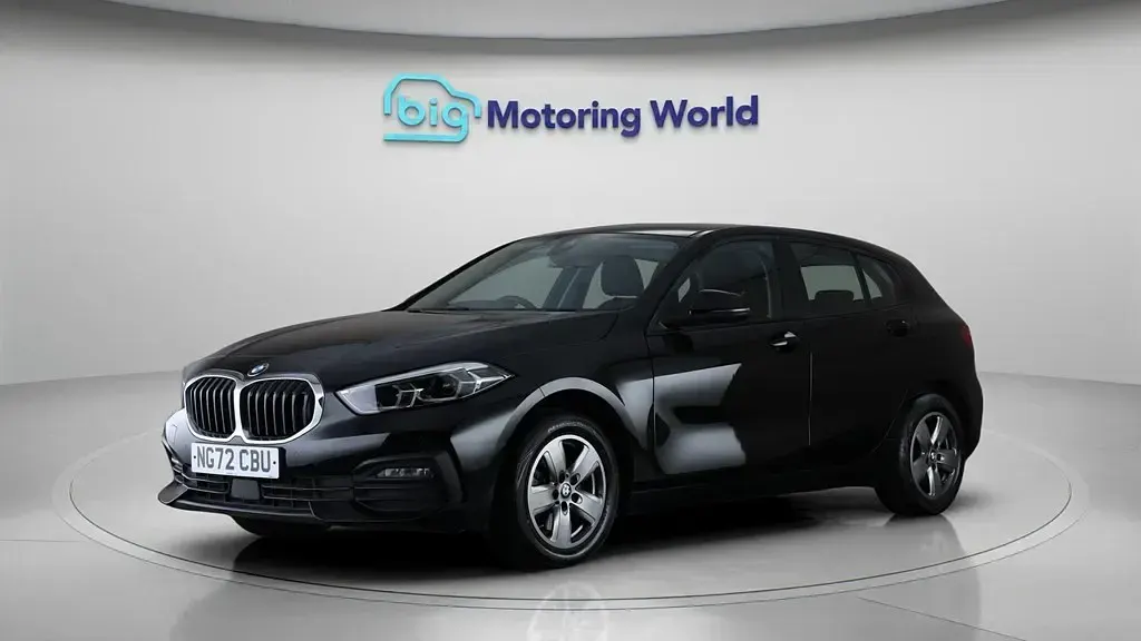 Begagnad BMW 118 136 HK (100 kW) 2022 Svart Halvkombi