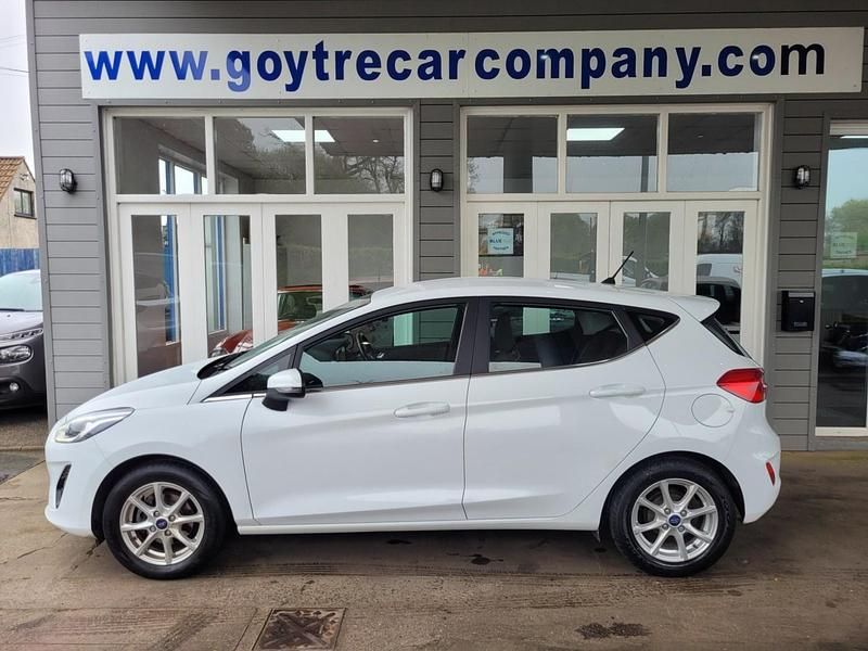 Usado Ford Fiesta Zetec 70 HP (51 kW) 2019 Branco Citadino