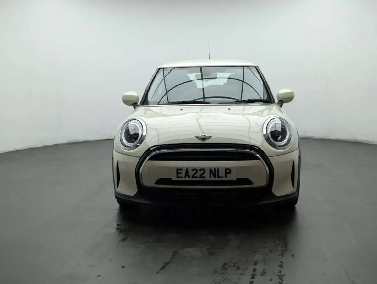 Begagnad Mini ONE Classic 102 HK (75 kW) 2022 Vit Halvkombi