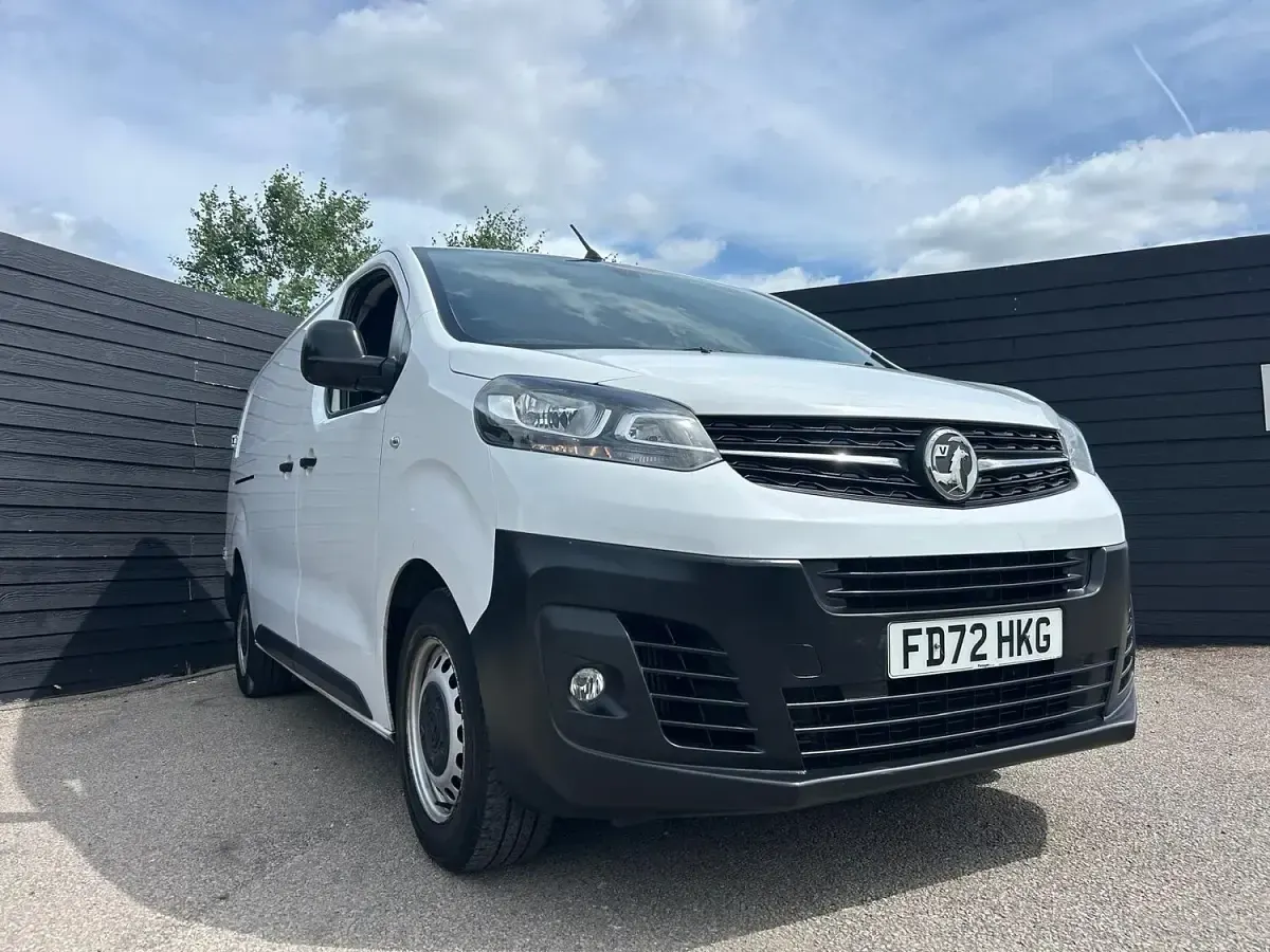 Used Vauxhall Vivaro S 100 HP (73 kW) 2022 White MPV