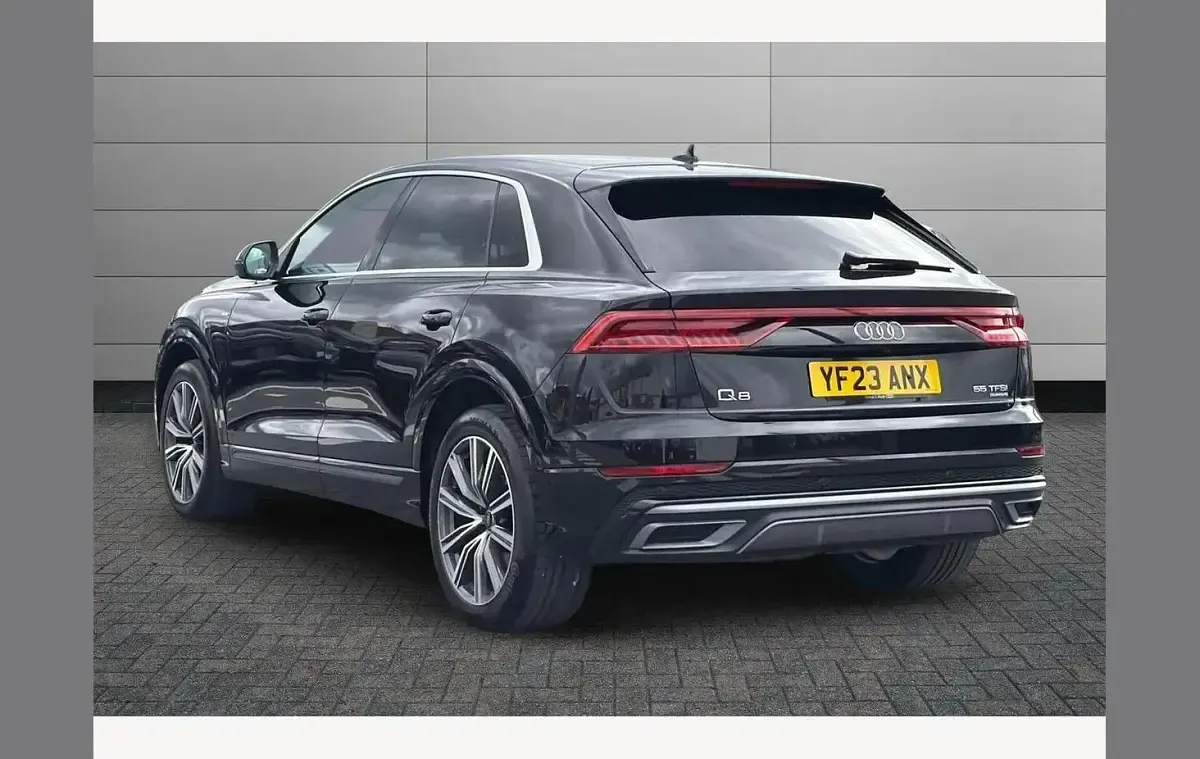 Używany Audi Q8 S-Line 340 KM (250 kW) 2023 Czarny SUV