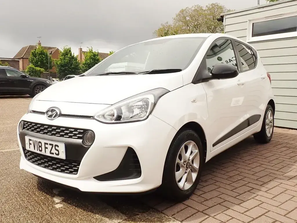 Used Hyundai i10 GO! 67 HP (49 kW) 2018 White Hatchback