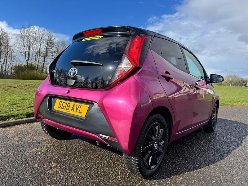 Begagnad Toyota Aygo X-cite 72 HK (52 kW) 2019 Lila Halvkombi