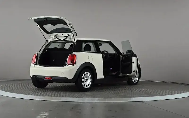 Used Mini ONE Classic 102 HP (75 kW) 2019 White Hatchback