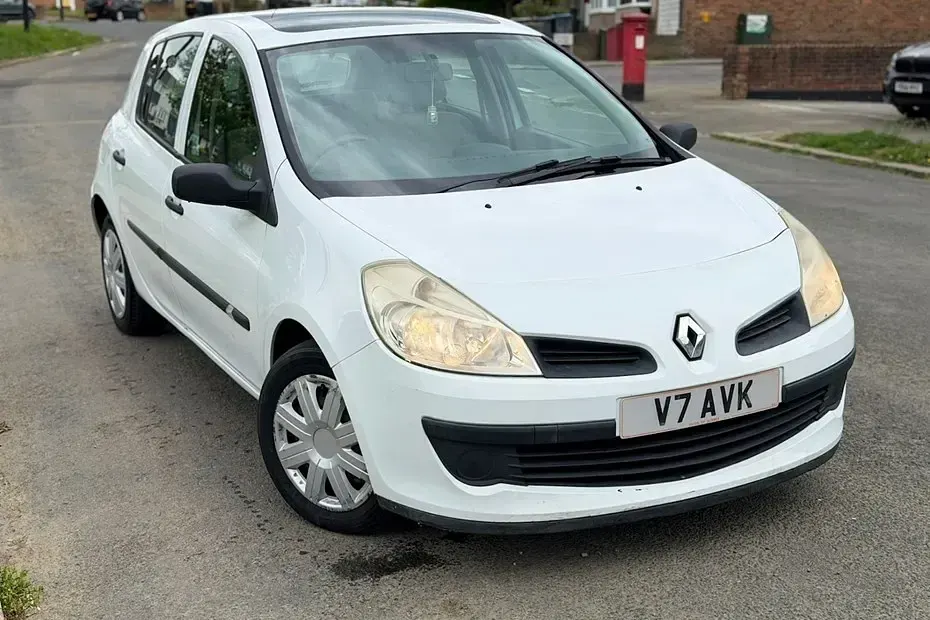 Used Renault Clio Expression 112 HP (82 kW) 2007 White Hatchback
