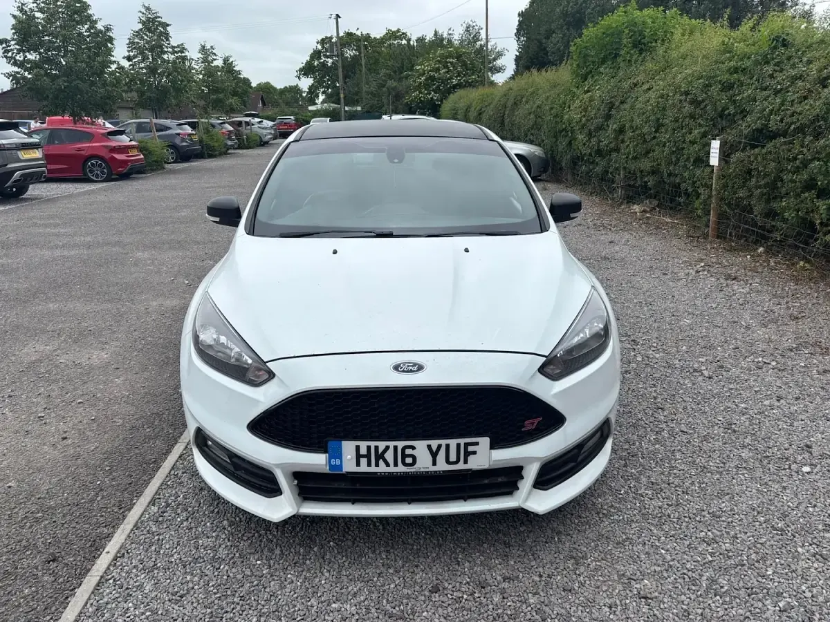 Used Ford Focus ST 185 HP (136 kW) 2016 White Hatchback