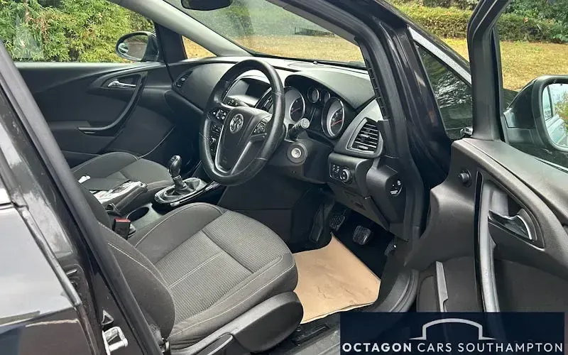 Used Vauxhall Astra SRi 110 HP (80 kW) 2016 Black Estate