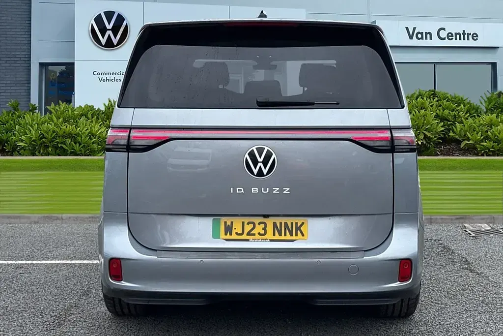 Usado VW ID. Buzz Pro 150 kW (204 CV) 2023 Plateado Monovolumen