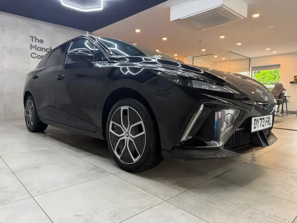 Begagnad MG MG4 EV Trophy 63 kW (87 HK) 2023 Svart Halvkombi
