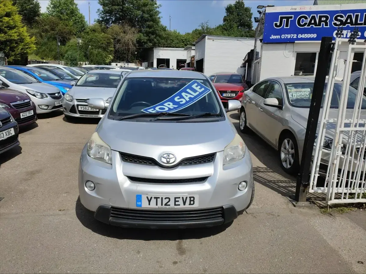Used Toyota Urban Cruiser 90 HP (66 kW) 2012 Silver Hatchback