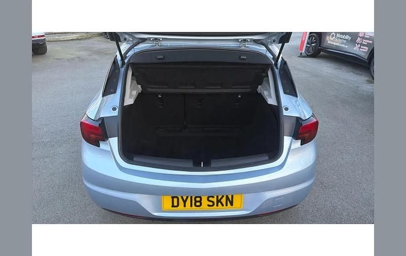 Used Vauxhall Astra Design Edition 101 HP (74 kW) 2018 Silver Hatchback