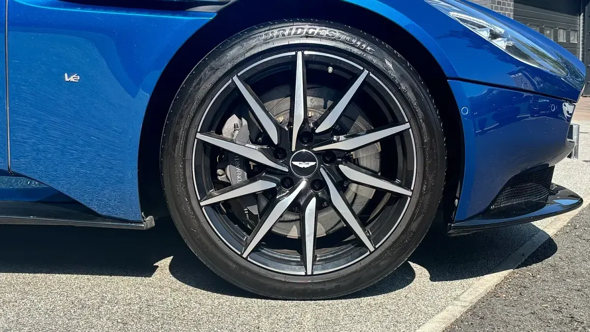 Used Aston Martin DB11 600 HP (441 kW) 2017 Blue Coupe