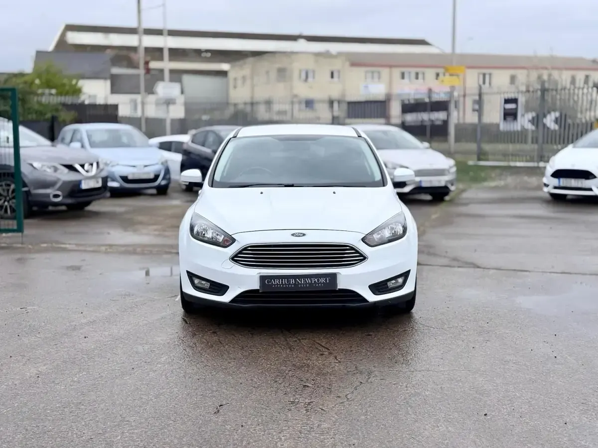 Begagnad Ford Focus Zetec 120 HK (88 kW) 2017 Vit Halvkombi