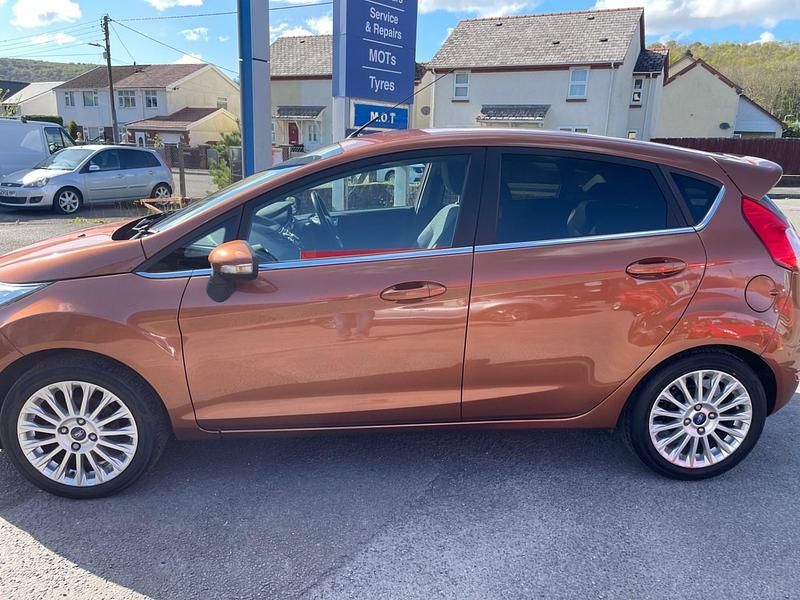 Used Ford Fiesta Titanium 125 HP (91 kW) 2013 Yellow Hatchback