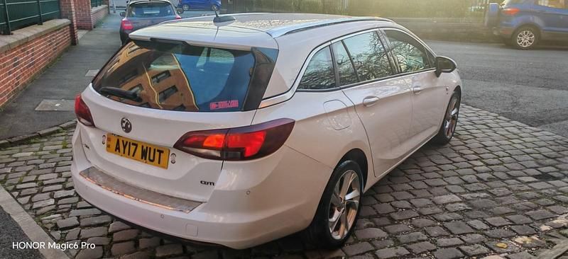Used Vauxhall Astra SRi 136 HP (100 kW) 2017 White Estate
