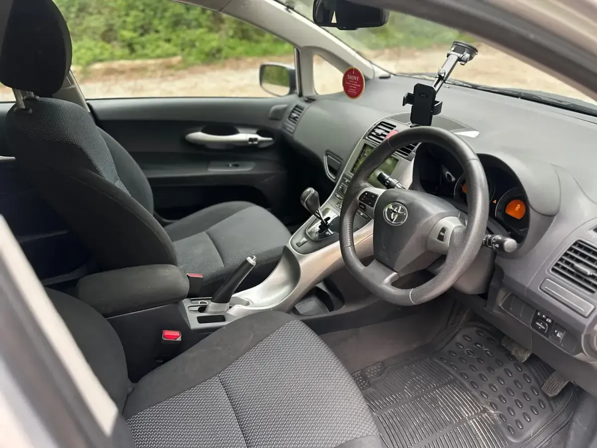 Usado Toyota Auris 124 HP (91 kW) 2010 Prateado Citadino