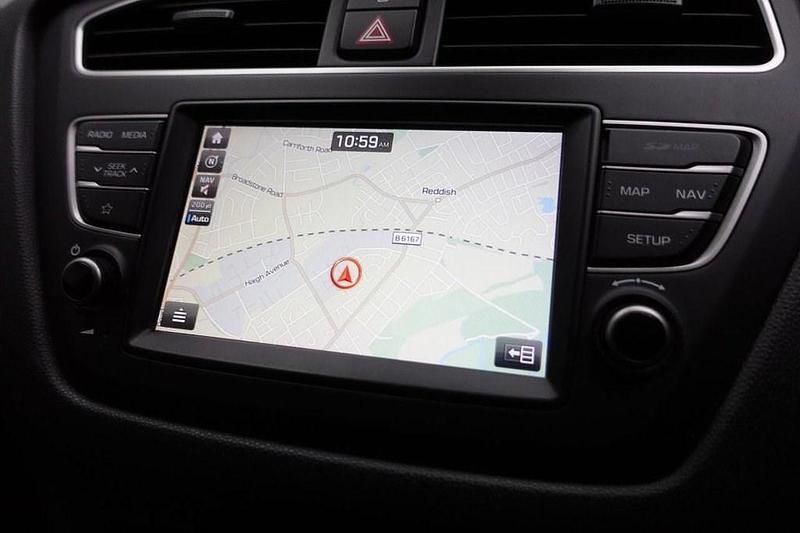 Used Hyundai i20 Premium 84 HP (61 kW) 2019 White Hatchback