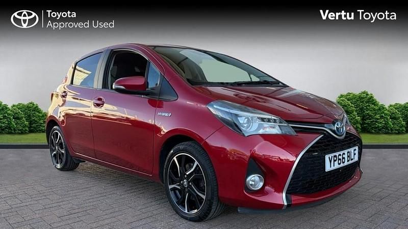 Used Toyota Yaris Hybrid Design 100 HP (73 kW) 2016 Red Hatchback