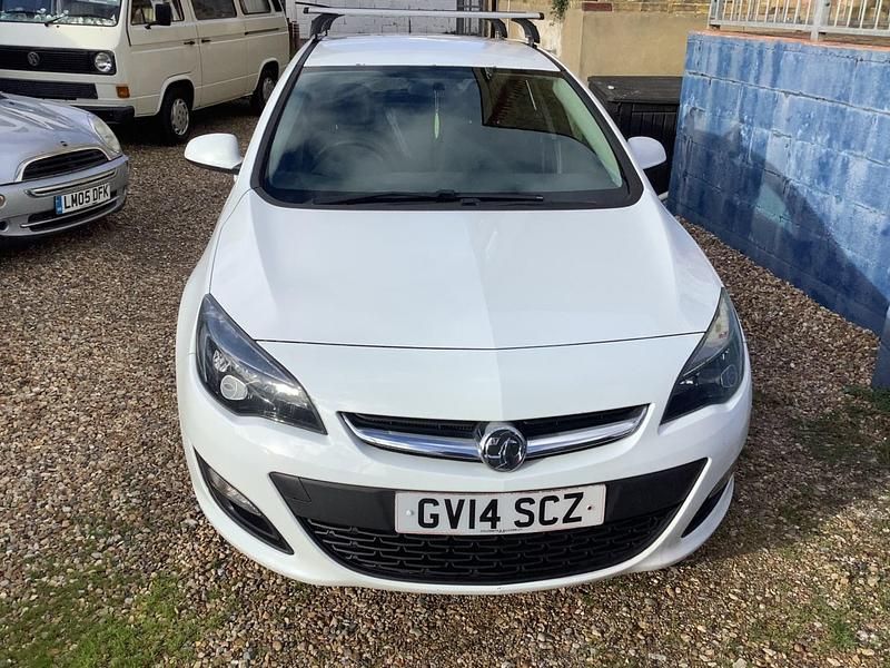 Used Vauxhall Astra Excite 115 HP (84 kW) 2014 White Hatchback