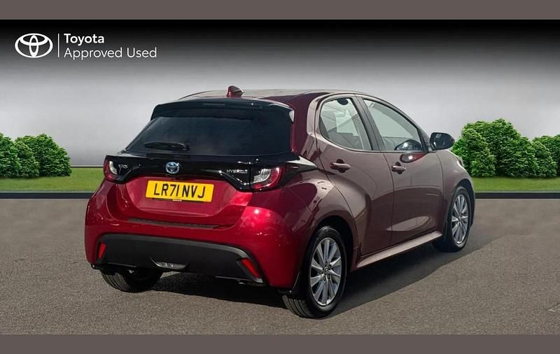 Used Toyota Yaris Hybrid 113 HP (83 kW) 2021 Red Hatchback