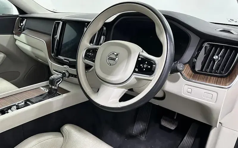 Used Volvo XC60 Inscription 250 HP (183 kW) 2018 Silver SUV