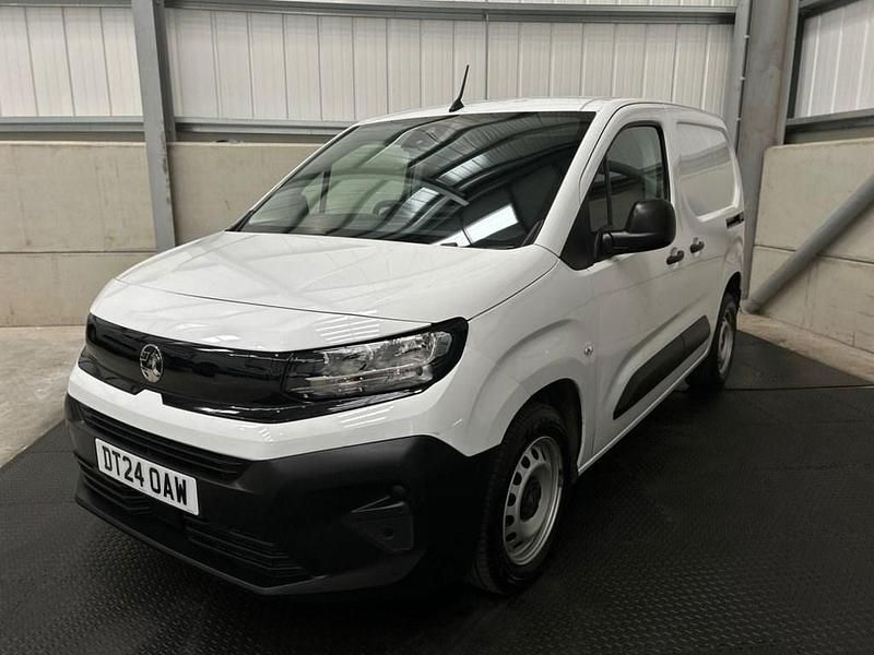 Second-hand Vauxhall Combo 100 CP (73 kW) 2024 Alb Monovolum