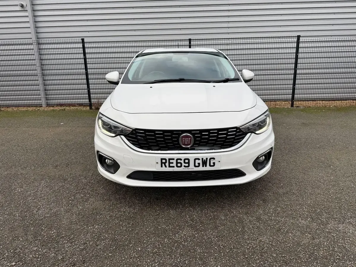 Begagnad Fiat Tipo Lounge 120 HK (88 kW) 2019 Vit Halvkombi