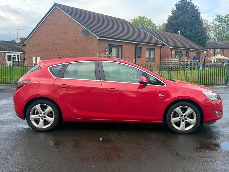 Second-hand Vauxhall Astra SRi 2011 Roșu Hatchback