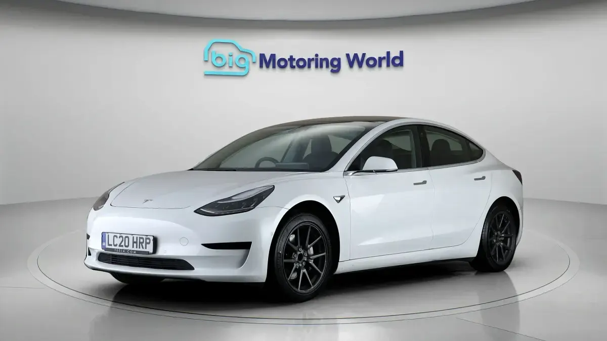 Used Tesla Model 3 Standard Range Plus 239 kW (325 HP) 2020 White Sedan