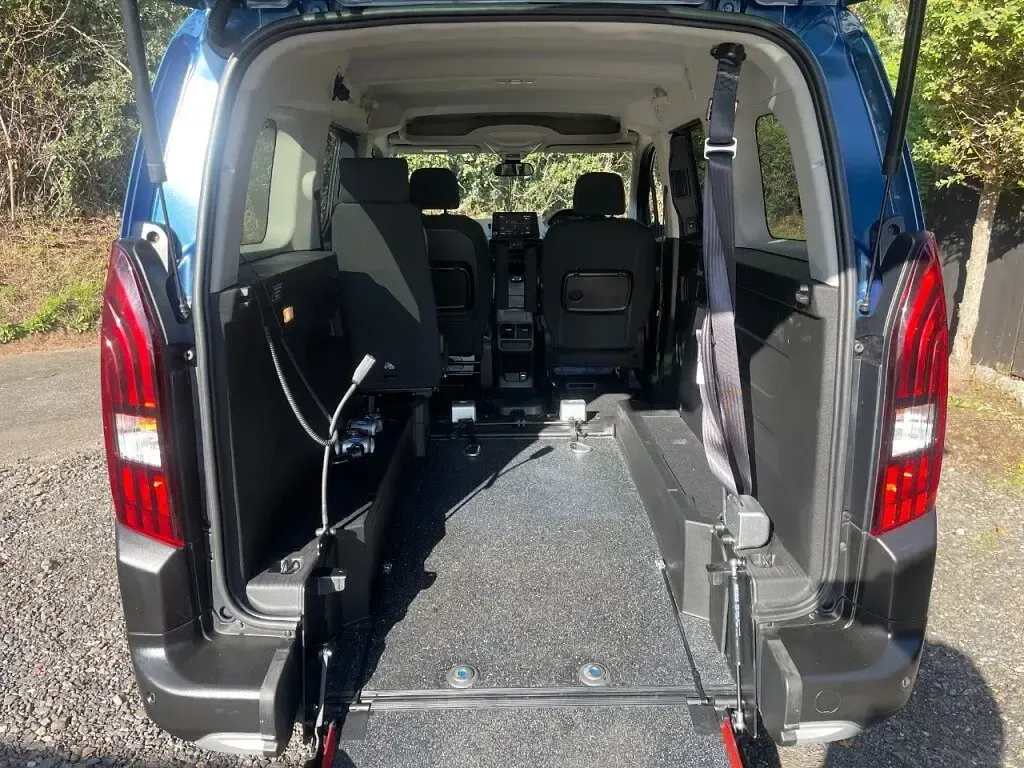 Used Peugeot Rifter Allure 131 HP (96 kW) 2022 Blue MPV