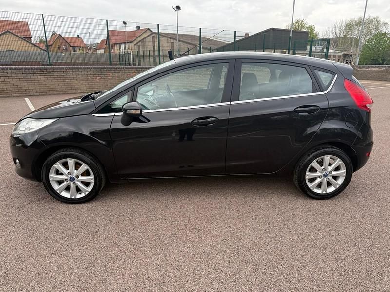 Usado Ford Fiesta Zetec 96 HP (70 kW) 2009 Preto Citadino