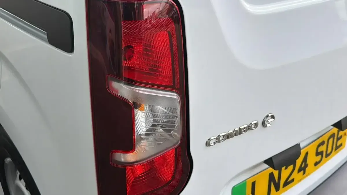Used Vauxhall Combo 98 kW (134 HP) 2024 White MPV