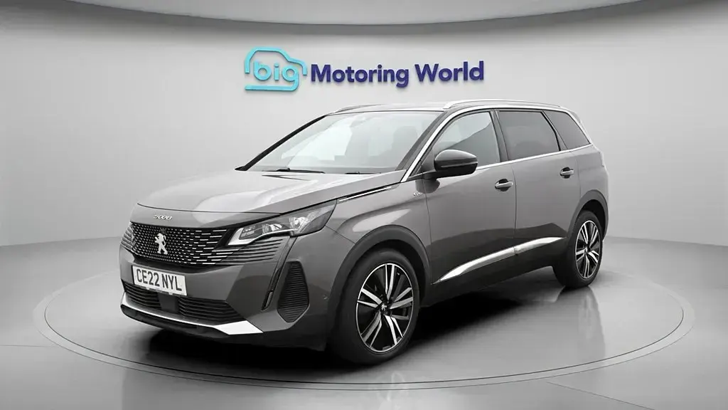 Usado Peugeot 5008 Premium 130 HP (95 kW) 2022 Cinzento SUV