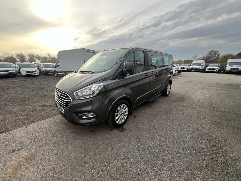 Begagnad Ford Tourneo Custom Titanium 2022 Grå Van