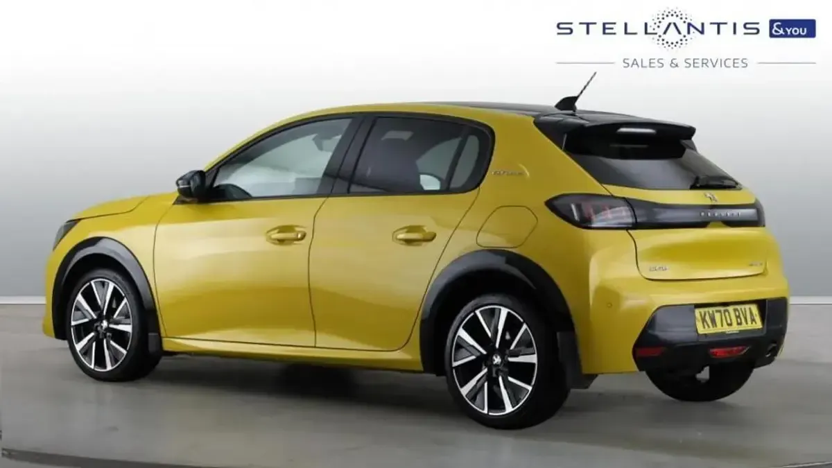 Used Peugeot 208 GT-line 99 HP (72 kW) 2020 Yellow Hatchback