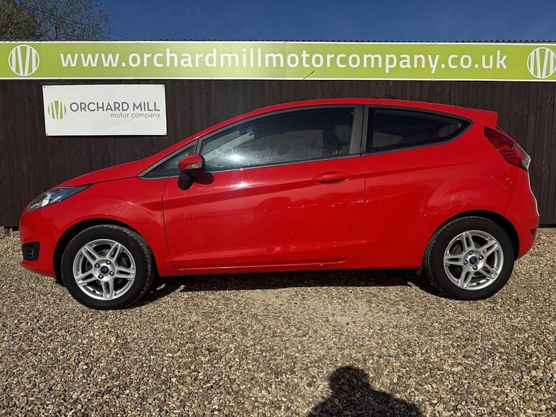 Usado Ford Fiesta Zetec 82 HP (60 kW) 2014 Vermelho Citadino