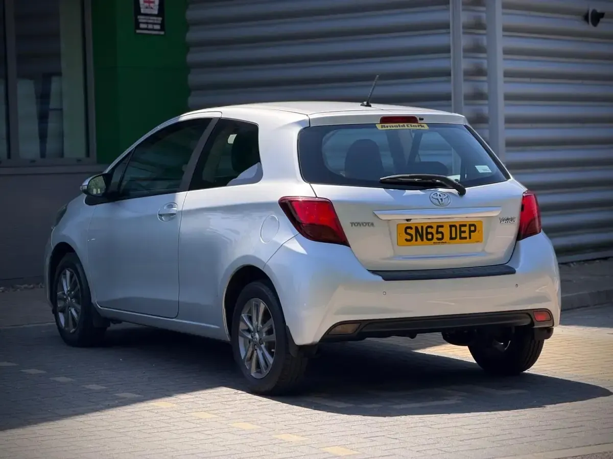 Used Toyota Yaris 99 HP (72 kW) 2015 Silver Hatchback